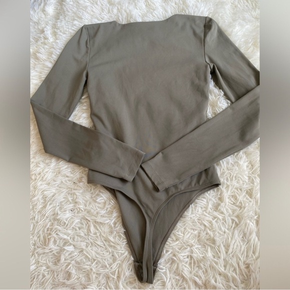 Aritzia Original Contour Crew Bodysuit Second-skin Crewneck Long Sleeve Small - Picture 6 of 7